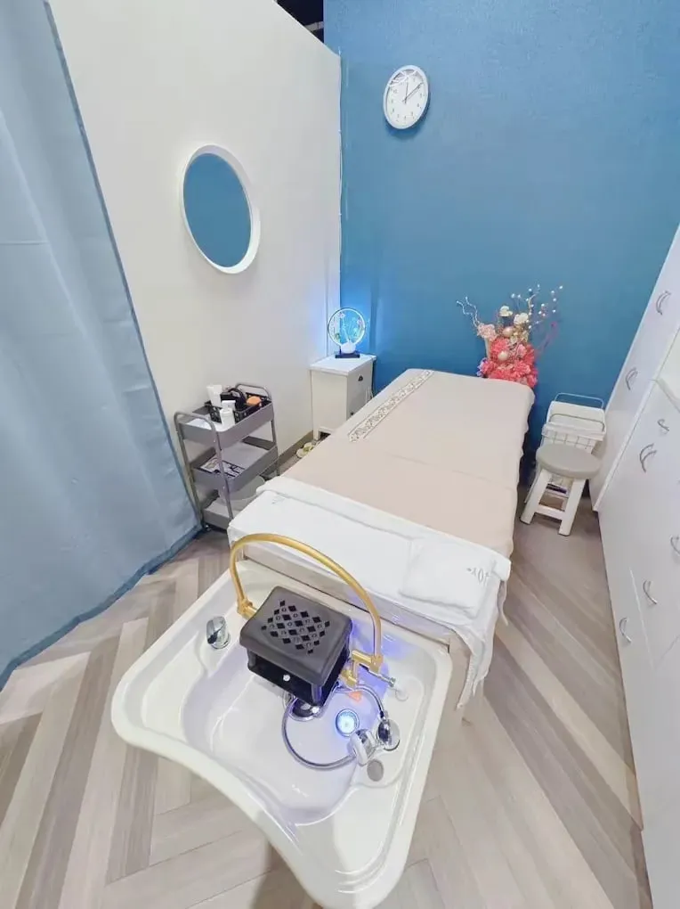 Private head spa room with a gold hydrotherapy basin and treatment bed at Pacific Massage & Head Spa, Redmond, Washington